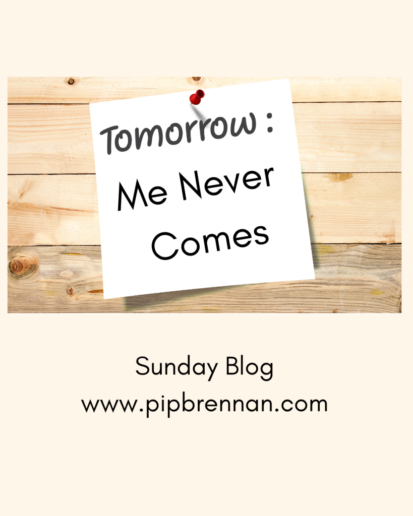 Tomorrow Me Never Comes on a post it note against a wood grain background